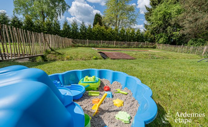 Vakantiehuis in Bi�vre voor 7 personen met 4 slaapkamers, kinderspeelruimte, priv�tuin en modern comfort