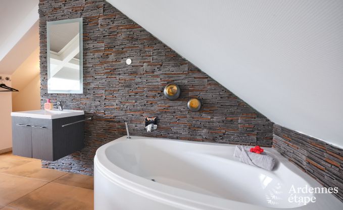 Ruime fermette in B�llingen voor 13 personen met binnenzwembad, sauna en jacuzzi