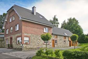 Ruime vakantiewoning met grote tuin te huur voor 15 pers in Butgenbach