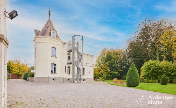 Ruime loft in Chimay voor 14 personen met 6 slaap- en badkamers, jacuzzi en privtuin