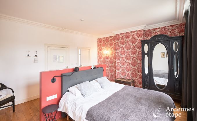 Ruime loft in Chimay voor 14 personen met 6 slaap- en badkamers, jacuzzi en privtuin