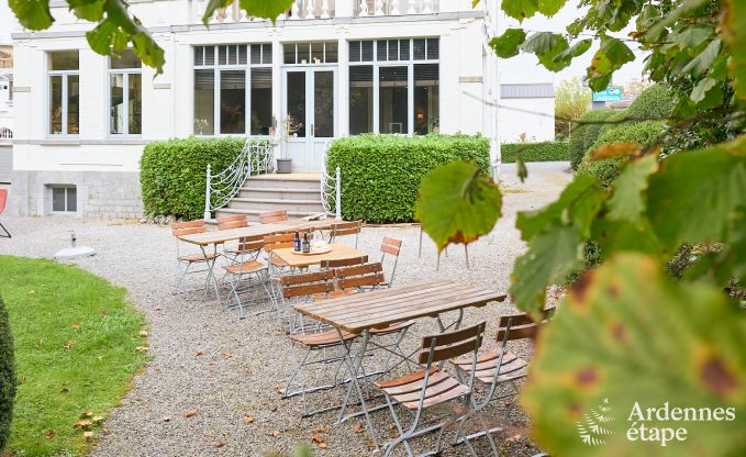 Ruime loft in Chimay voor 14 personen met 6 slaap- en badkamers, jacuzzi en privtuin