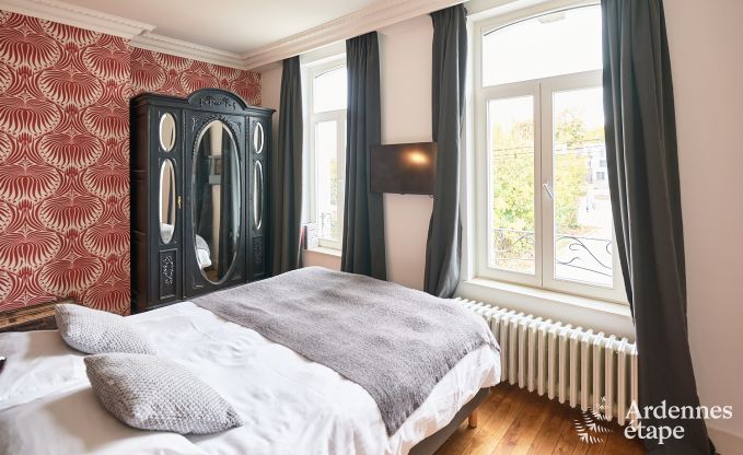 Ruime loft in Chimay voor 14 personen met 6 slaap- en badkamers, jacuzzi en privtuin
