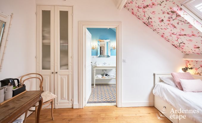 Ruime loft in Chimay voor 14 personen met 6 slaap- en badkamers, jacuzzi en privtuin