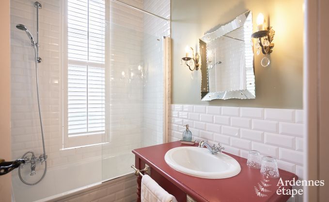 Ruime loft in Chimay voor 14 personen met 6 slaap- en badkamers, jacuzzi en privtuin