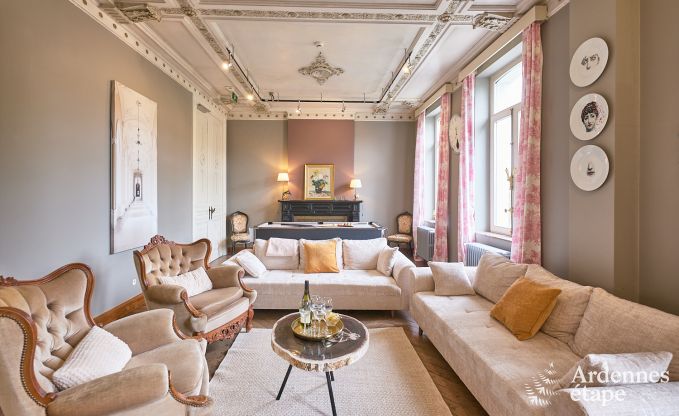 Ruime loft in Chimay voor 14 personen met 6 slaap- en badkamers, jacuzzi en privtuin