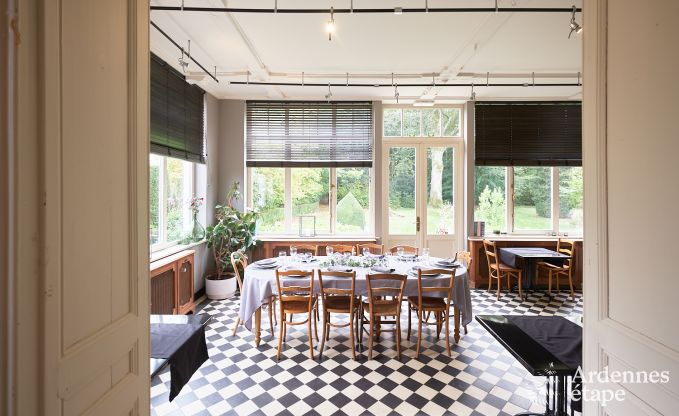 Ruime loft in Chimay voor 14 personen met 6 slaap- en badkamers, jacuzzi en privtuin