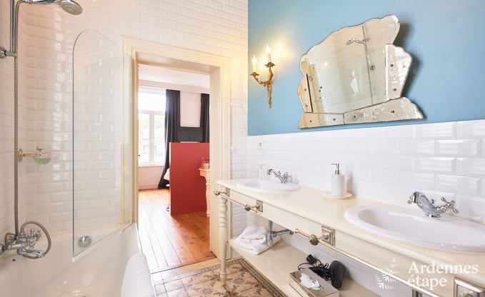 Ruime loft in Chimay voor 14 personen met 6 slaap- en badkamers, jacuzzi en privtuin