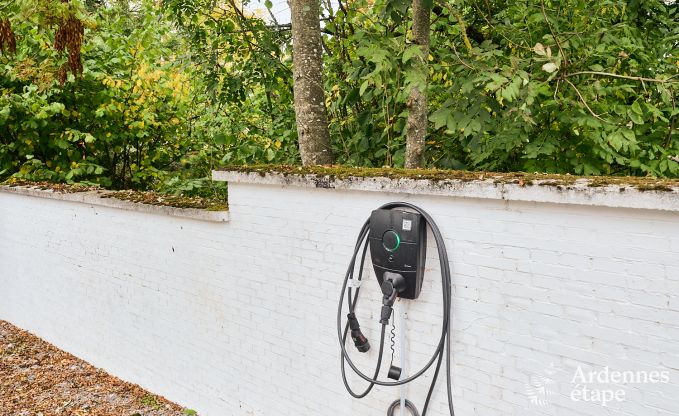 Ruime loft in Chimay voor 14 personen met 6 slaap- en badkamers, jacuzzi en privtuin