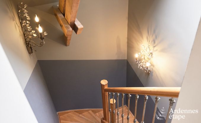 Ruime loft in Chimay voor 14 personen met 6 slaap- en badkamers, jacuzzi en privtuin