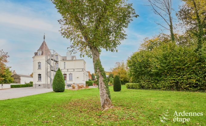 Ruime loft in Chimay voor 14 personen met 6 slaap- en badkamers, jacuzzi en privtuin