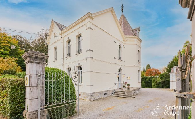 Ruime loft in Chimay voor 14 personen met 6 slaap- en badkamers, jacuzzi en privtuin