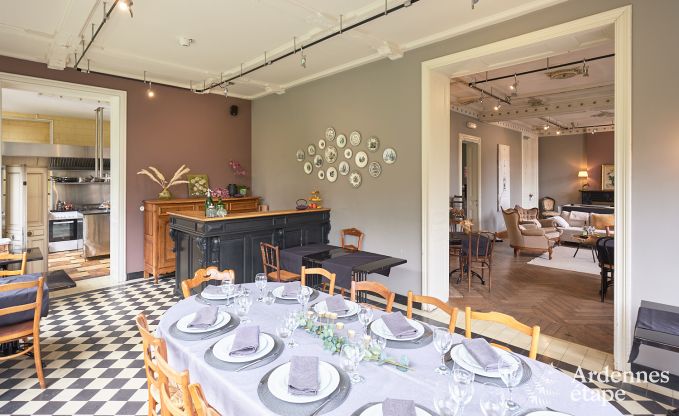 Ruime loft in Chimay voor 14 personen met 6 slaap- en badkamers, jacuzzi en privtuin