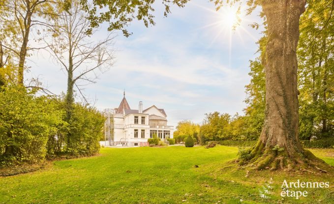 Ruime loft in Chimay voor 14 personen met 6 slaap- en badkamers, jacuzzi en privtuin