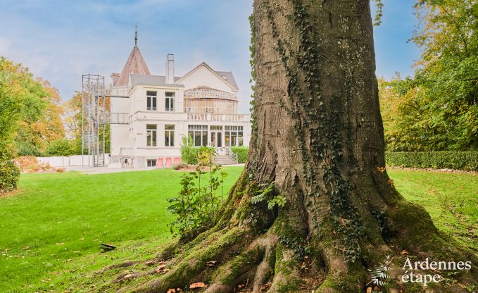 Ruime loft in Chimay voor 14 personen met 6 slaap- en badkamers, jacuzzi en privtuin