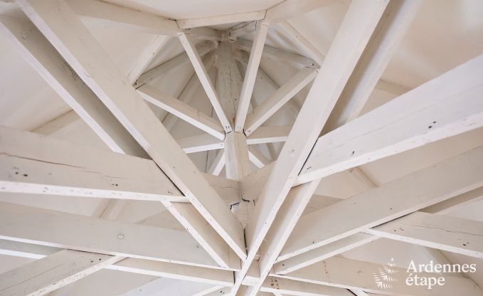 Ruime loft in Chimay voor 14 personen met 6 slaap- en badkamers, jacuzzi en privtuin