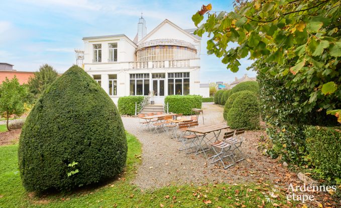 Ruime loft in Chimay voor 14 personen met 6 slaap- en badkamers, jacuzzi en privtuin