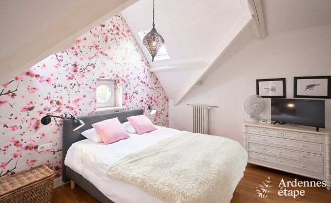 Ruime loft in Chimay voor 14 personen met 6 slaap- en badkamers, jacuzzi en privtuin