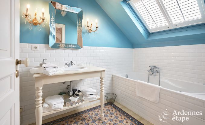 Ruime loft in Chimay voor 14 personen met 6 slaap- en badkamers, jacuzzi en privtuin