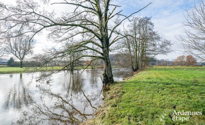 Charmante chalet voor 5 op de oever van de Semois in Chiny, Gaume