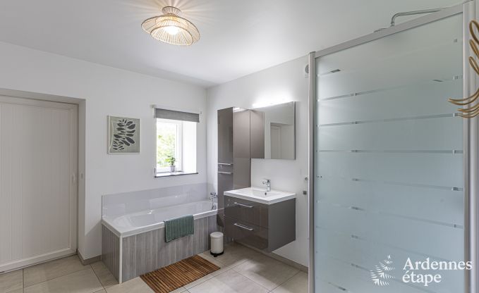 Ontspannende vakantie in de Ardennen: ruime luxe villa voor 10 personen in Ciney met sauna en tuin