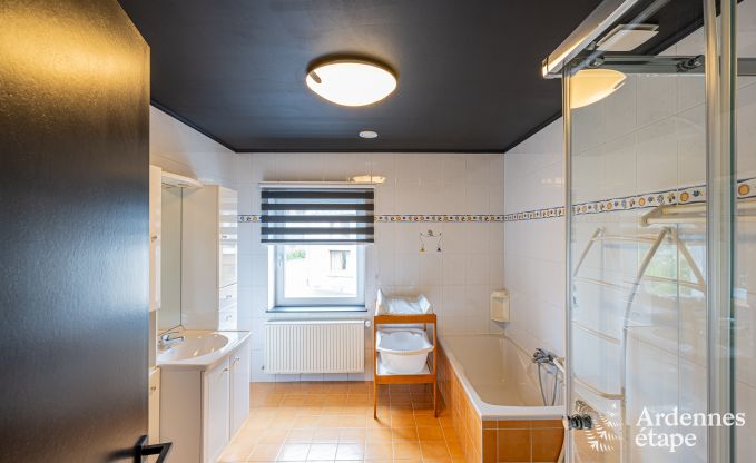 Ruime vakantievilla in Daverdisse voor 14 personen met 5 slaap- en badkamers, wellnessfaciliteiten en privtuin