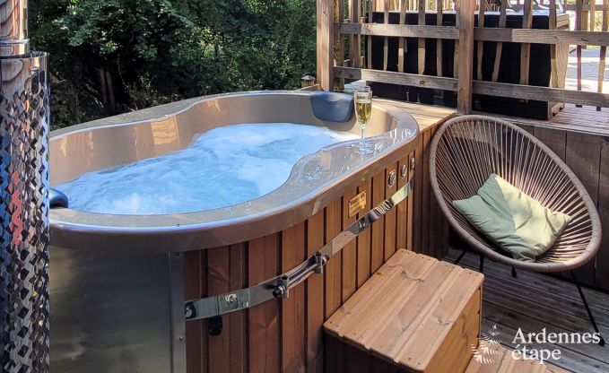 Romantische chalet Doische: handgemaakt, houtkachel, priv�tuin, geschikt voor 2 personen