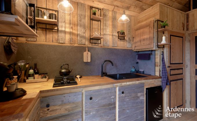 Romantische chalet Doische: handgemaakt, houtkachel, priv�tuin, geschikt voor 2 personen