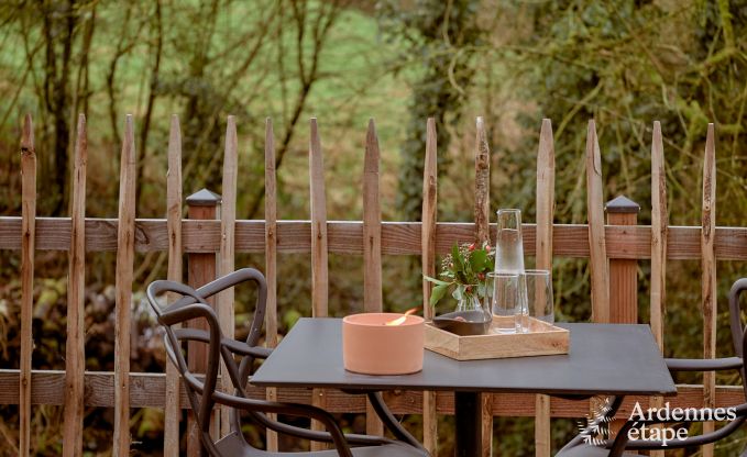 Romantische chalet Doische: handgemaakt, houtkachel, priv�tuin, geschikt voor 2 personen