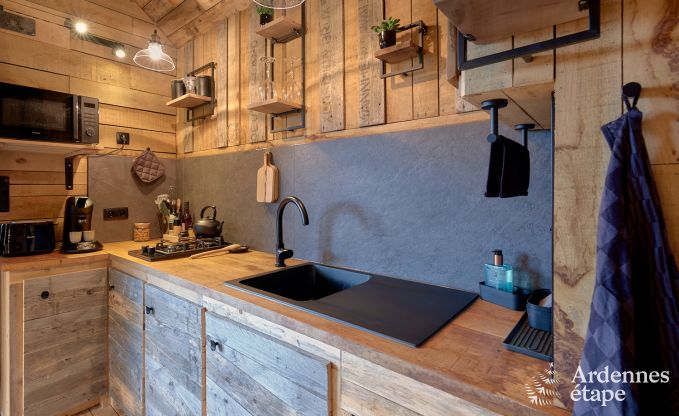 Romantische chalet Doische: handgemaakt, houtkachel, priv�tuin, geschikt voor 2 personen