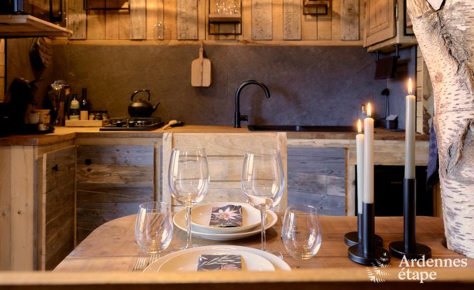 Romantische chalet Doische: handgemaakt, houtkachel, priv�tuin, geschikt voor 2 personen