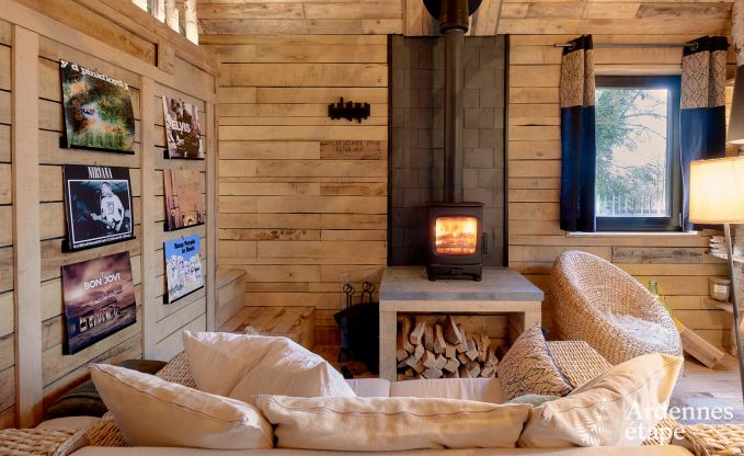 Romantische chalet Doische: handgemaakt, houtkachel, priv�tuin, geschikt voor 2 personen