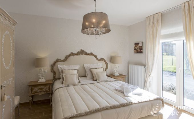 Luxe villa voor 8 personen in Doische: infraroodcabine, jacuzzi, cassettehaard, vijver en priv�tuin