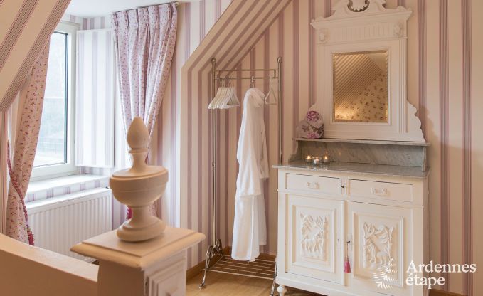 Luxe villa voor 8 personen in Doische: infraroodcabine, jacuzzi, cassettehaard, vijver en priv�tuin