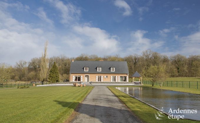 Luxe villa voor 8 personen in Doische: infraroodcabine, jacuzzi, cassettehaard, vijver en priv�tuin