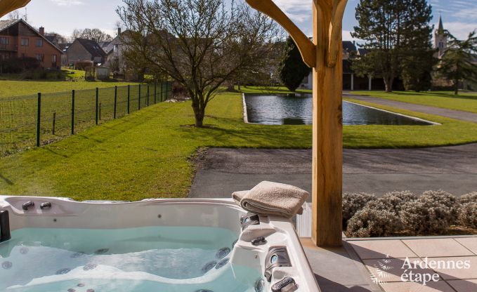Luxe villa voor 8 personen in Doische: infraroodcabine, jacuzzi, cassettehaard, vijver en priv�tuin