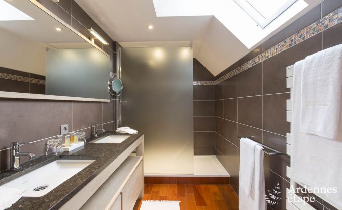 Luxe villa voor 8 personen in Doische: infraroodcabine, jacuzzi, cassettehaard, vijver en priv�tuin