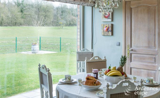 Luxe villa voor 8 personen in Doische: infraroodcabine, jacuzzi, cassettehaard, vijver en priv�tuin