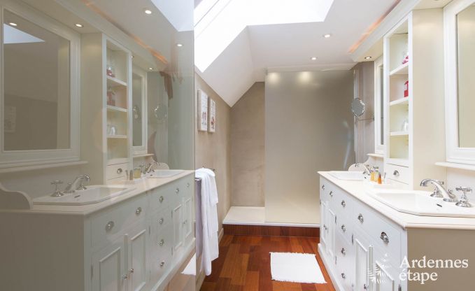 Luxe villa voor 8 personen in Doische: infraroodcabine, jacuzzi, cassettehaard, vijver en priv�tuin