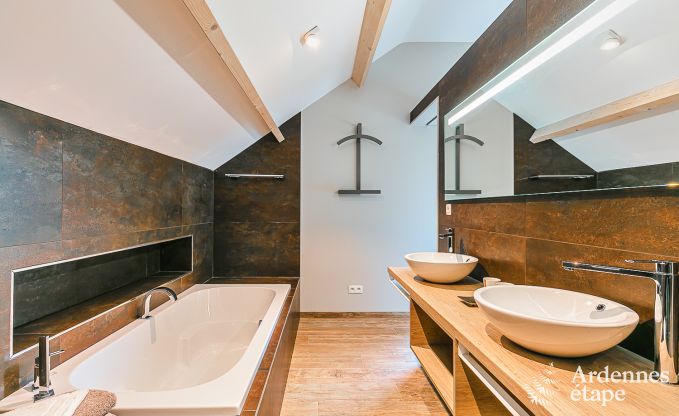 Vakantiewoning in Doische: comfortabel verblijf voor 19 personen met speelkamer, priv�tuin en nabij Dinant