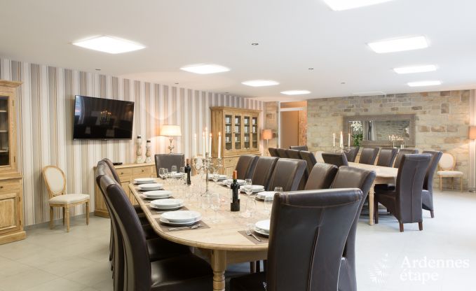 Luxueuze villa in Durbuy voor 15 personen met binnen- en buitenzwembad ineen, een jacuzzi en een sauna: pure ontspanning.