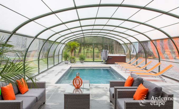 Luxueuze villa in Durbuy voor 15 personen met binnen- en buitenzwembad ineen, een jacuzzi en een sauna: pure ontspanning.