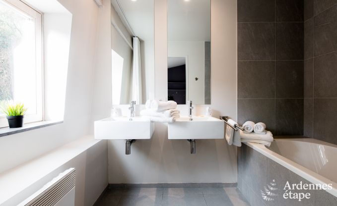 Onvergetelijk verblijf in Durbuy: Ruim vakantiehuis voor 18 personen met luxe voorzieningen in het hart van de Ardennen