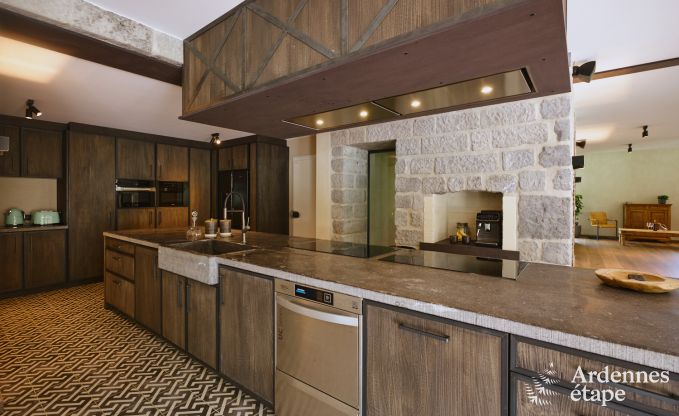 Luxueuze villa in Ereze met 9 slaapkamers, 9 badkamers, binnenzwembad, sauna en grote tuin voor 24 personen