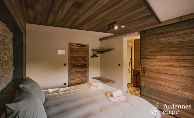 Luxueuze villa in Ereze met 9 slaapkamers, 9 badkamers, binnenzwembad, sauna en grote tuin voor 24 personen