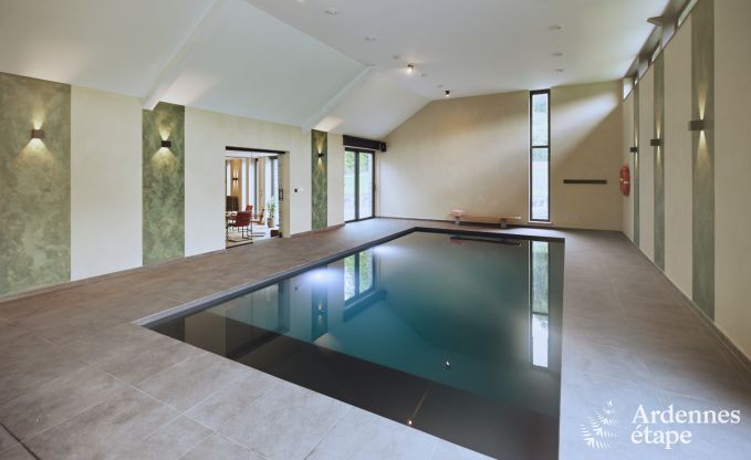 Luxueuze villa in Ereze met 9 slaapkamers, 9 badkamers, binnenzwembad, sauna en grote tuin voor 24 personen