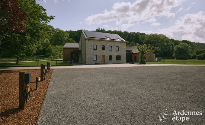 Luxueuze villa in Ereze met 9 slaapkamers, 9 badkamers, binnenzwembad, sauna en grote tuin voor 24 personen