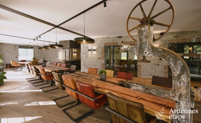 Luxueuze villa in Ereze met 9 slaapkamers, 9 badkamers, binnenzwembad, sauna en grote tuin voor 24 personen