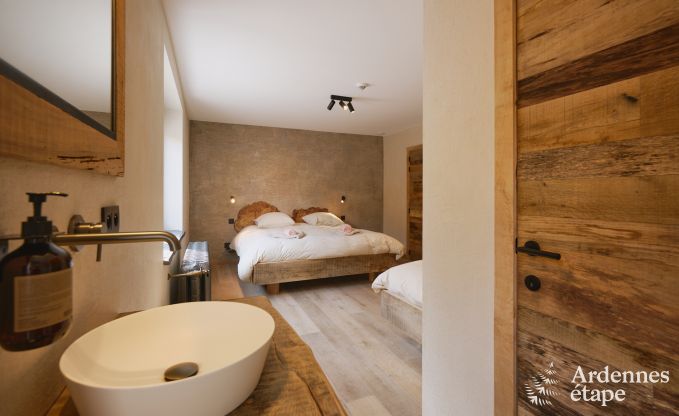 Luxueuze villa in Ereze met 9 slaapkamers, 9 badkamers, binnenzwembad, sauna en grote tuin voor 24 personen