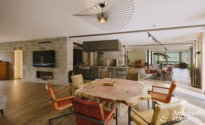 Luxueuze villa in Ereze met 9 slaapkamers, 9 badkamers, binnenzwembad, sauna en grote tuin voor 24 personen